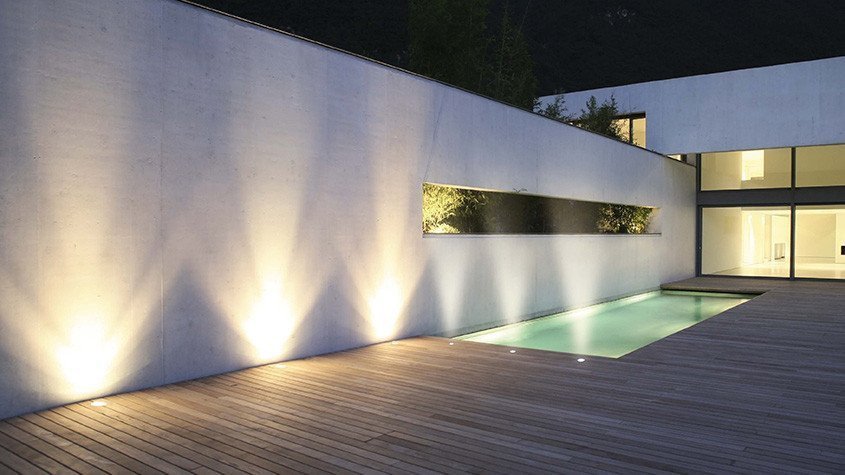 Spot encastré de sol noir à led pour éclairer une terrasse en